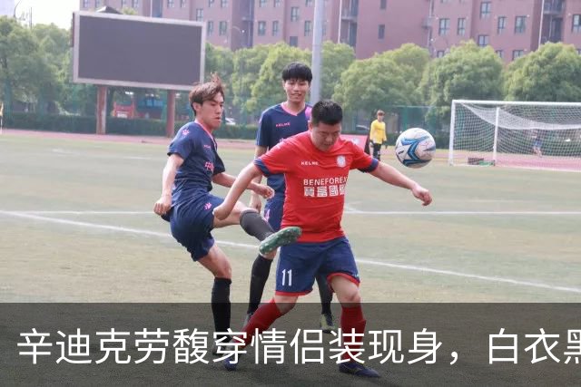 辛迪克劳馥穿情侣装现身，白衣黑裤戴着墨镜，素颜牵手丈夫显憔悴